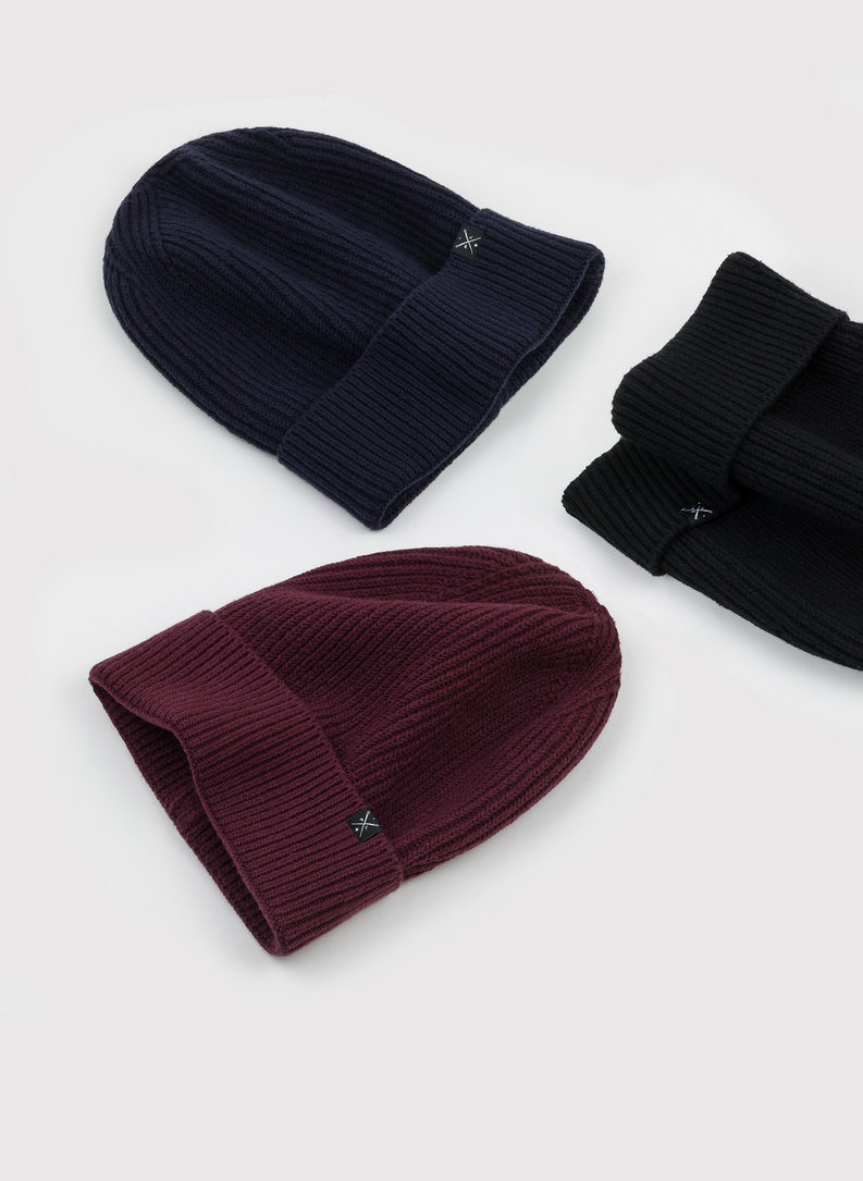 Juodos spalvos medvilninė kepurė