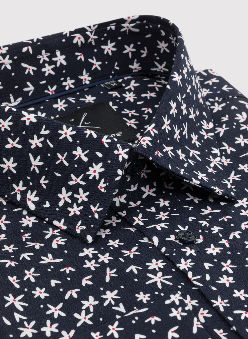 Tamsiai mėlyni vyriški marškiniai gėlytėmis