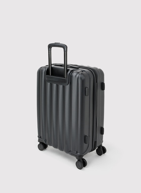 Vidutinis juodas lagaminas su grioveliais