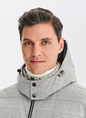 Pilka languota striukė su nusegamu gobtuvu