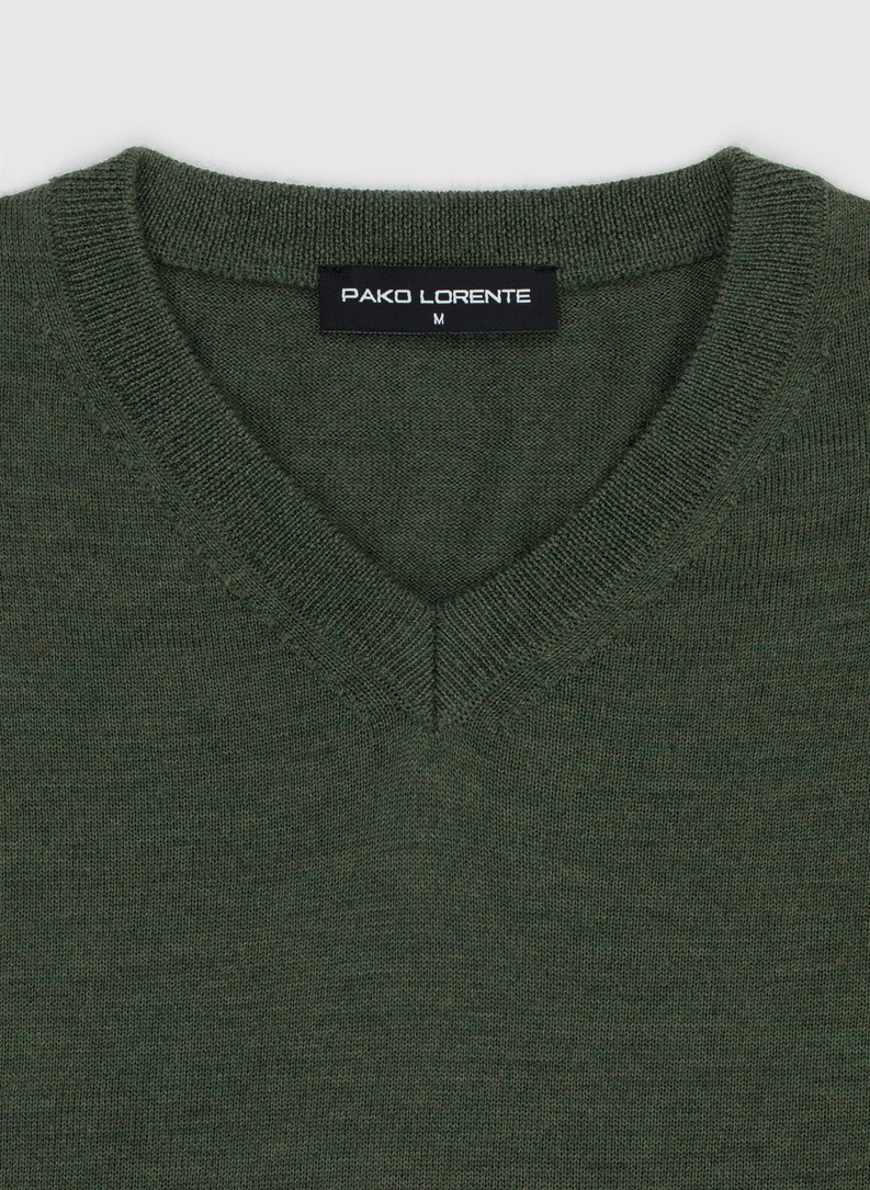 Žalios spalvos vilnonis megztinis