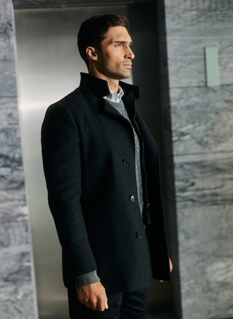 Tamsiai pilkas lietpaltis skalikų dantų raštu