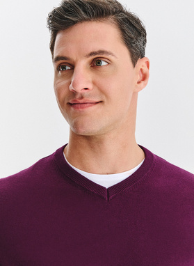 Violetinis medvilninis megztinis su V apykakle