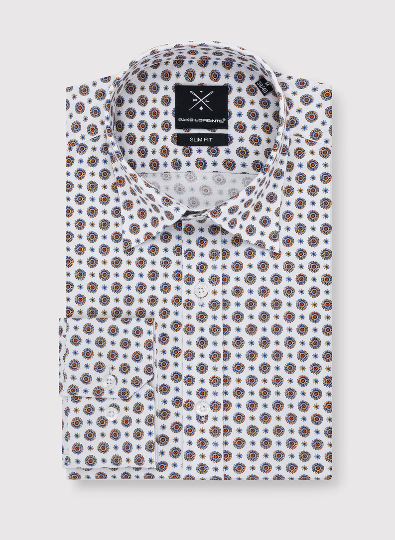 Balti marškiniai raiškiu raštu