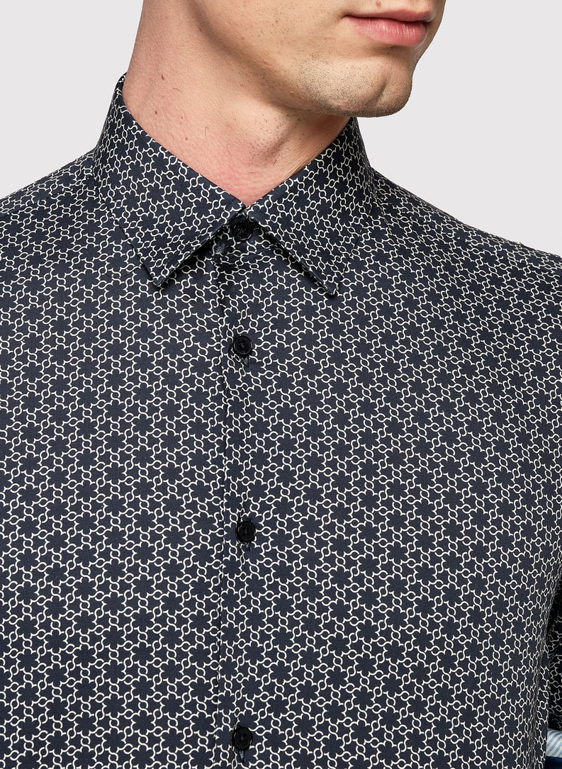 Tamsiai mėlyni vyriški marškiniai baltu raštu