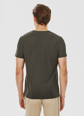 Žali T marškinėliai su V iškirpte be raštų