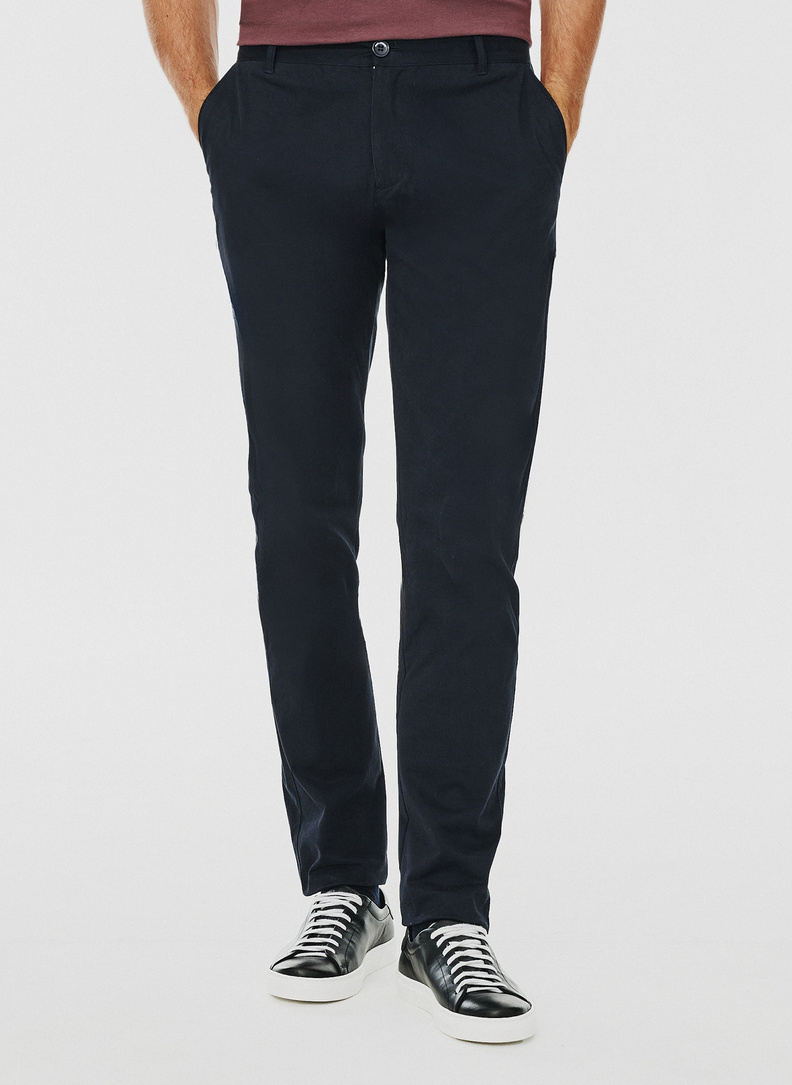 Tamsiai mėlynos spalvos vyriškos kostiuminės kelnės be raštų