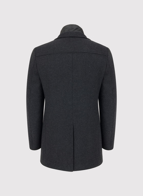 Tamsiai pilkas lietpaltis skalikų dantų raštu