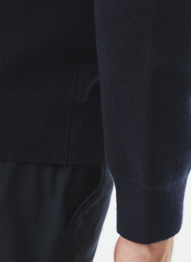 Tamsiai mėlynos spalvos sagstomas vyriškas megztinis