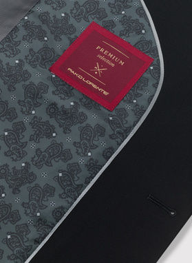 Paprastas juodas kostiumas su vilna