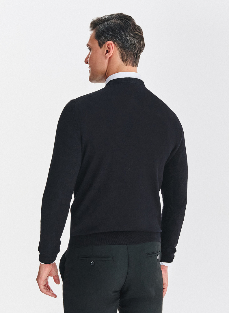 Juodas vyriškas megztinis