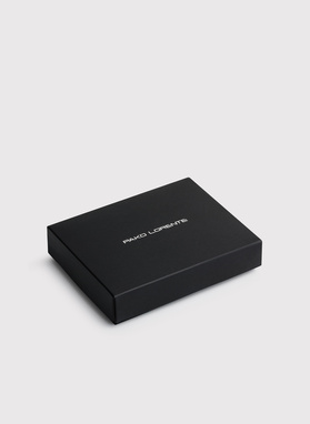 Spūsčiuku užsegama pilka odinė piniginė