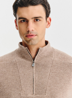 Smėlinis megztinis su prasegama stačia apykakle