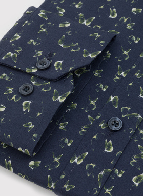 Tamsiai mėlyni vyriški marškiniai žaliais drugeliais