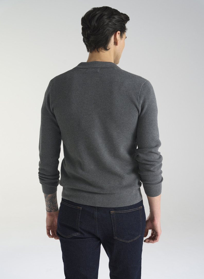 Pilkas vyriškas megztinis su apykakle