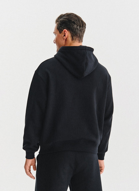 Juodas treninginis bluzonas su gobtuvu