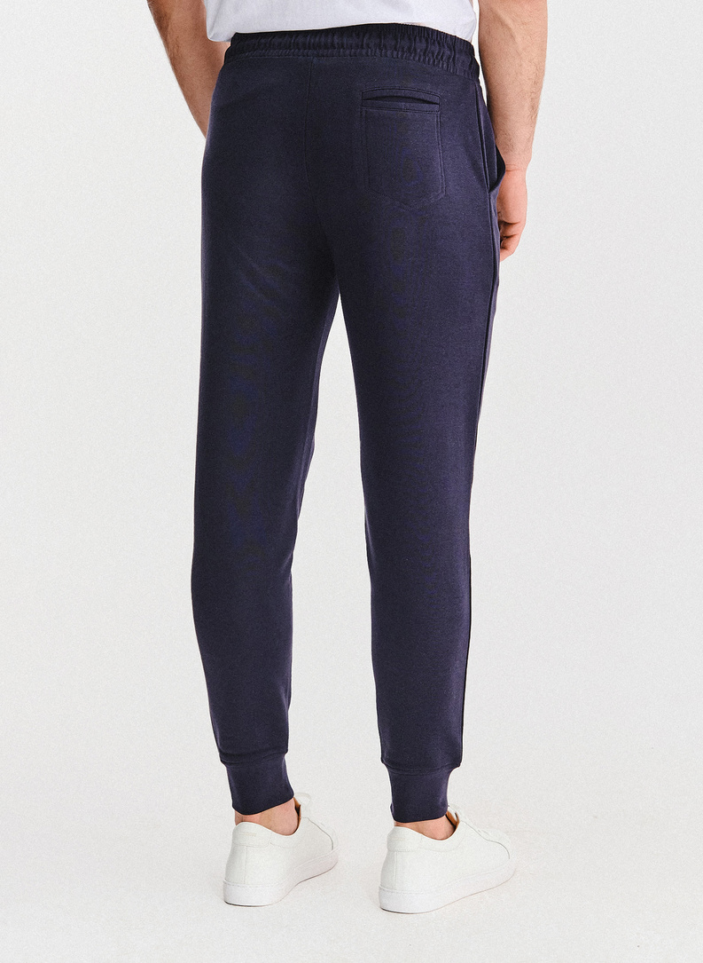 Tamsiai mėlynos treninginės kelnės