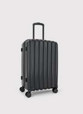 Vidutinis juodas lagaminas su grioveliais