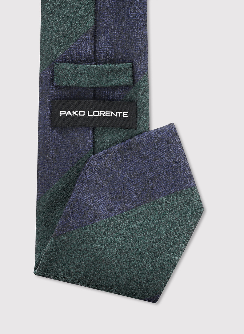 Tamsiai mėlynas kaklaraištis juostomis