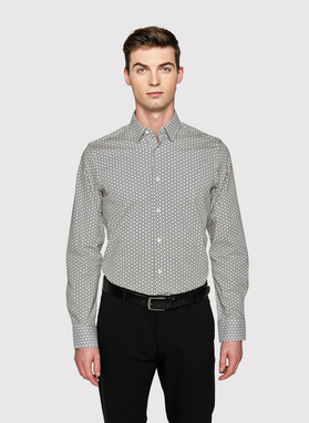 Balti vyriški marškiniai tamsiai mėlynu raštu