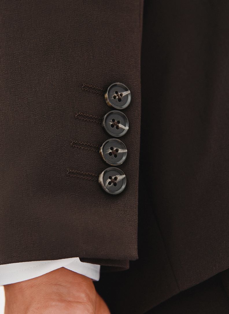Tamsiai rudas vyriškas kostiumas