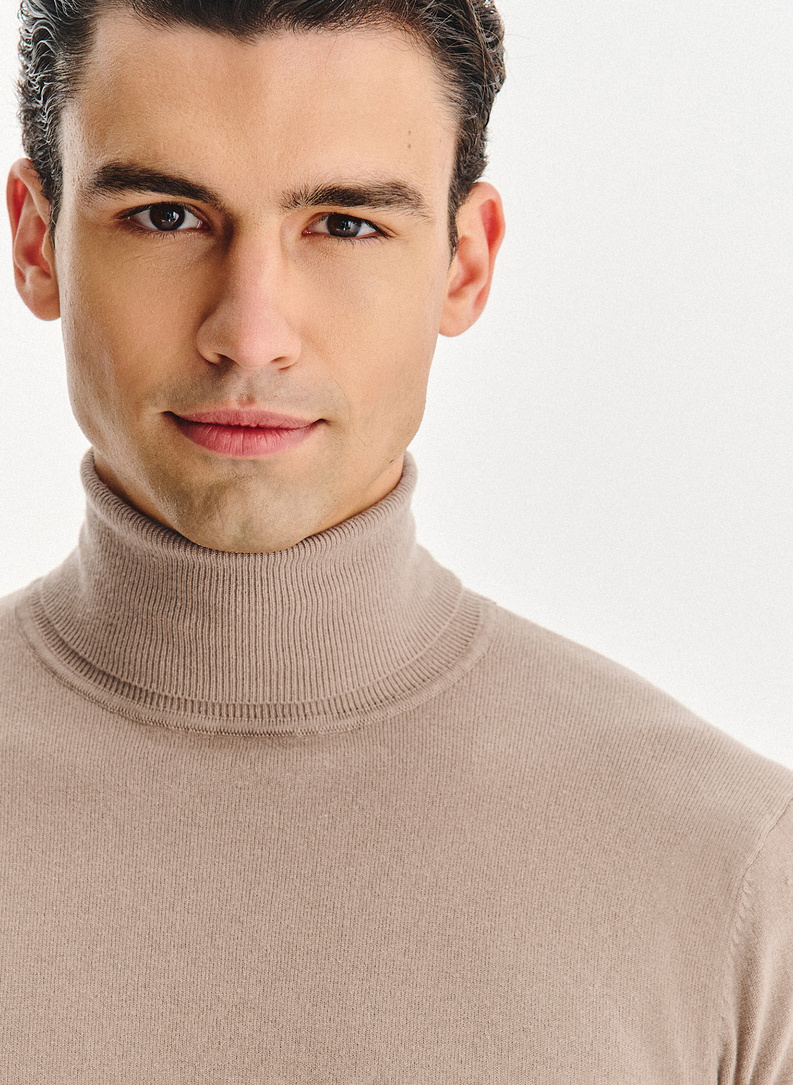 Smėlinis vyriškas golfas be raštų