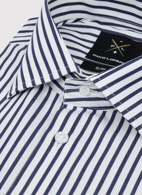 Medvilniniai vyriški marškiniai tamsiai mėlynomis juostelėmis