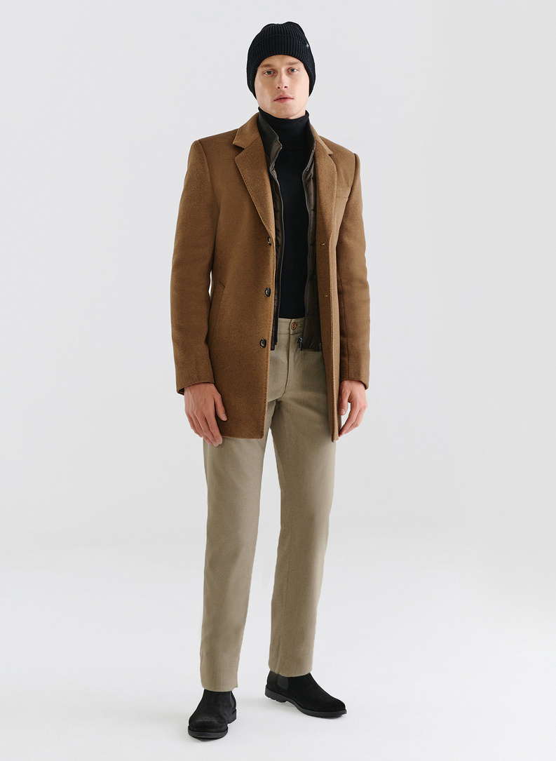 Rusvas vyriškas lietpaltis su nusegama stačia apykakle