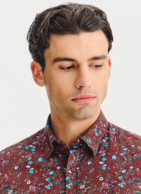 Tamsiai raudoni gėlėti marškiniai