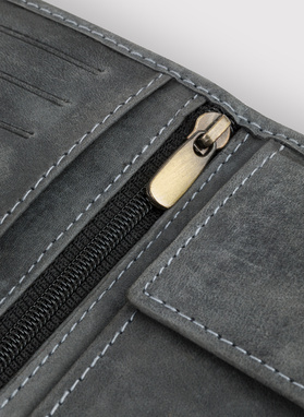 Spūsčiuku užsegama pilka odinė piniginė