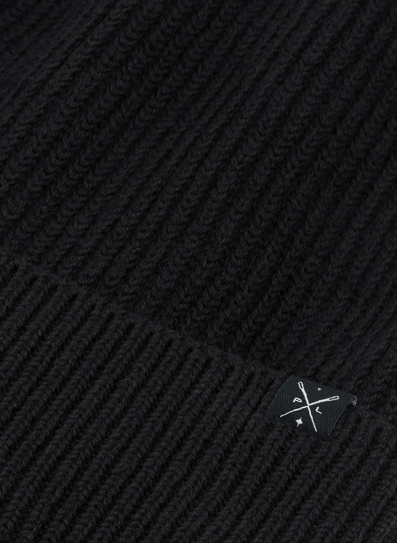 Juodos spalvos medvilninė kepurė