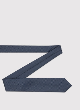 Tamsiai mėlyno atspalvio vyriškas kaklaraištis smulkiu raštu