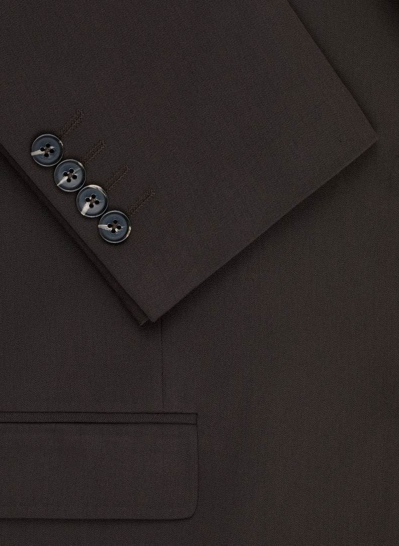 Tamsiai rudas vyriškas kostiumas
