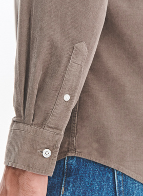 Rudi kordinio velveto marškiniai su kišenėmis ant krūtinės