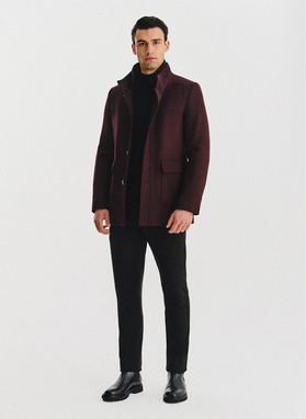 Tamsiai raudonas sagomis sagstomas lietpaltis