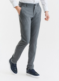 Pilkos vyriškos kelnės