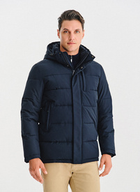 Tamsiai mėlyna dygsniuota vyriška striukė