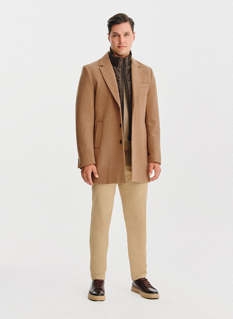 Smėlinis vyriškas lietpaltis su nusegama apykakle