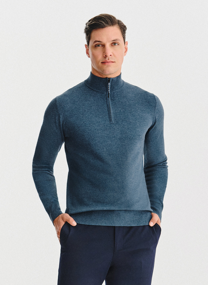 Tamsiai mėlynas megztinis su prasegama stačia apykakle