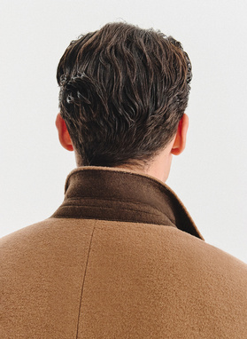 Rusvas vyriškas lietpaltis su nusegama stačia apykakle