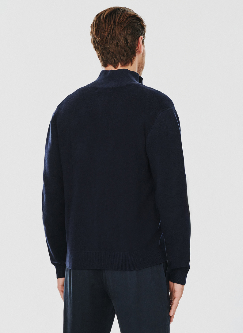 Tamsiai mėlynos spalvos sagstomas vyriškas megztinis