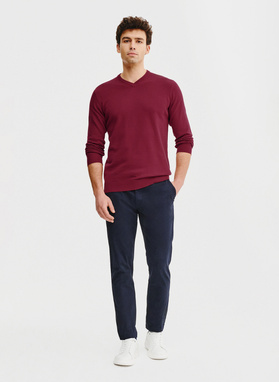 Raudonas vyriškas megztinis V apykakle