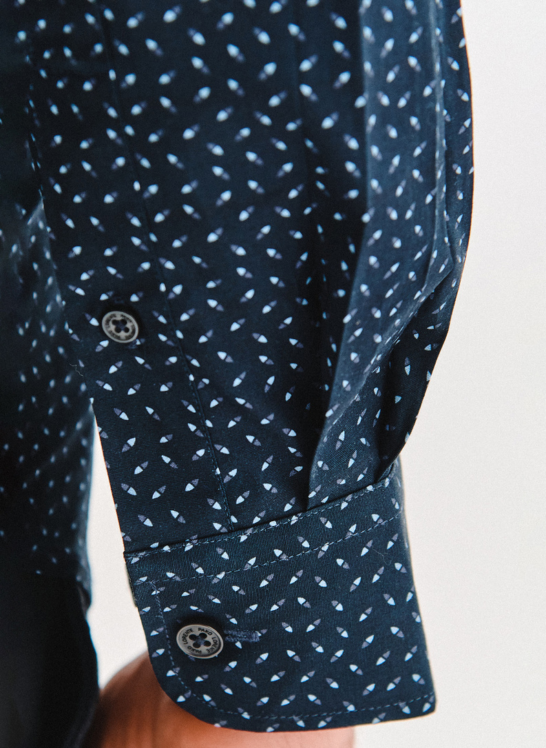 Tamsiai mėlyni marškiniai geometriniu raštu