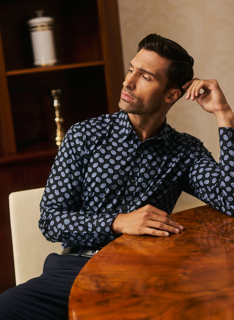 Tamsiai mėlyni gėlėti marškiniai