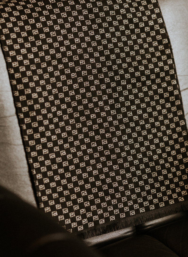 Juodas vyriškas šalikas su baltu žiedu su PL spaudu