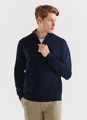 Tamsiai mėlynas megztinis su užtrauktuku sagstoma aukšta stačia apykakle