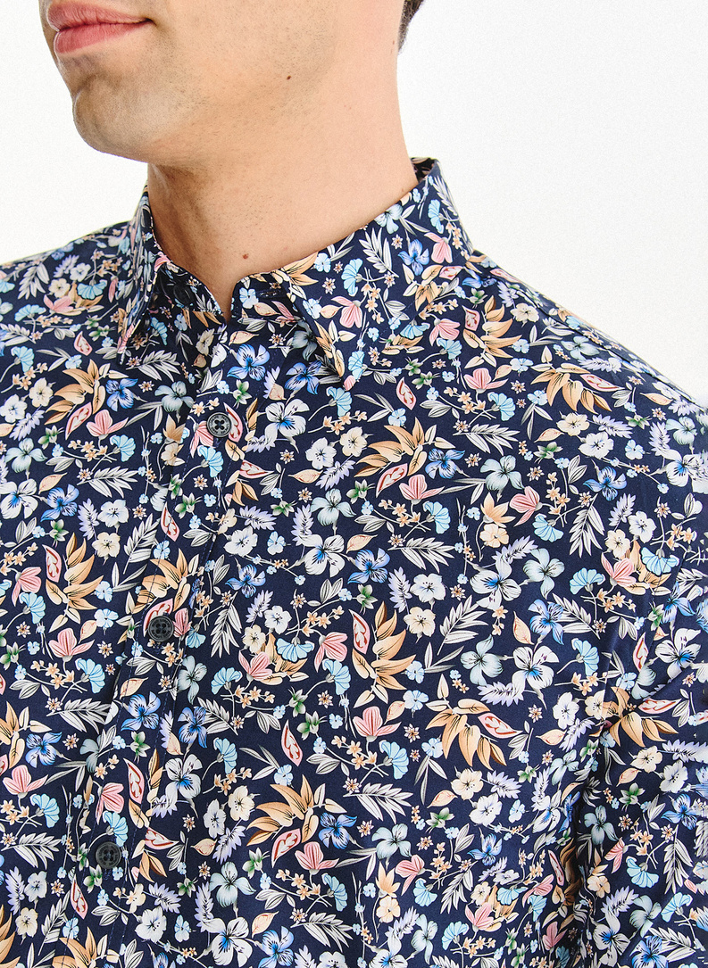 Tamsiai mėlyni gėlėti marškiniai