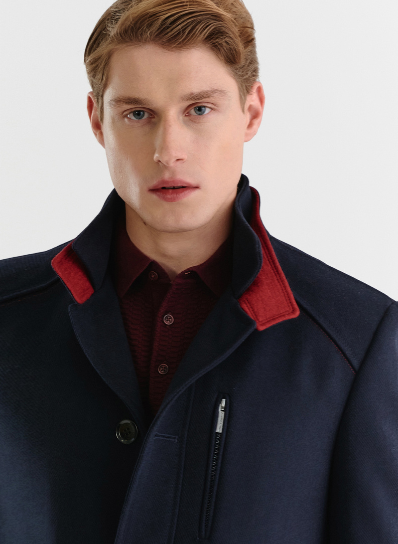 Tamsiai mėlynas vyriškas lietpaltis dviguba apykakle