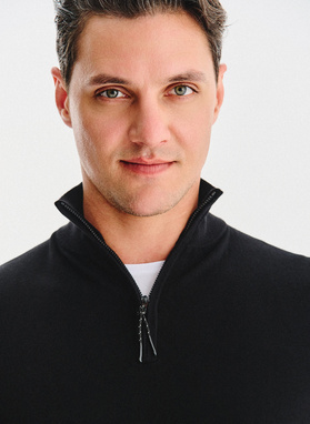 Juodas megztinis su prasegama stačia apykakle