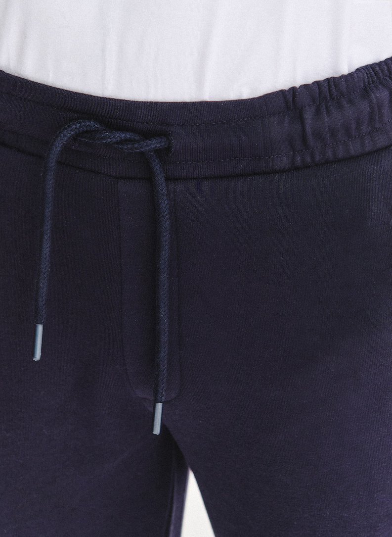 Tamsiai mėlynos treninginės kelnės